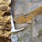 Double image couleur : roche brune avec bosses cylindriques et la photographie de spécimens
