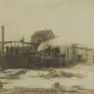 Photographie noir et blanc d’un bâtiment en bois avec trois hommes et une locomotive menée
