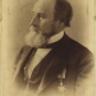 Photographie noir et blanc d’un homme barbu en costume