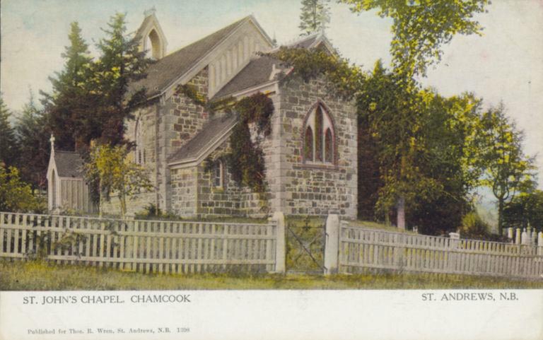 Carte postale couleur montrant une église en pierre, avec lierre et clôture blanche