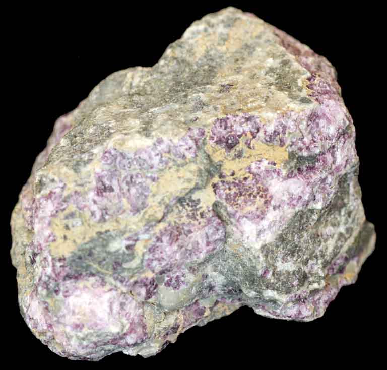 Image couleur d’une roche grise marbrée de vert, rose et jaune