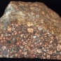 Image couleur de roche brune tachetée de noir et de jaune