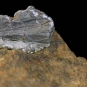 Image couleur de roche brune avec pointe supérieure de roche grise luisante