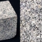 Double image couleur : bloc de roche carré gris moucheté de noir, blanc et gris