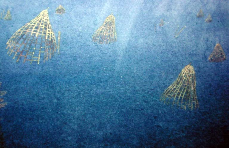 Image couleur de l’océan bleu et d’animaux ressemblant à des méduses 