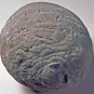 Photographie couleur d’une boule ronde et grise